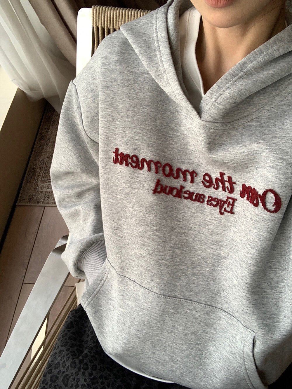 // 復古感植絨字連帽衛衣