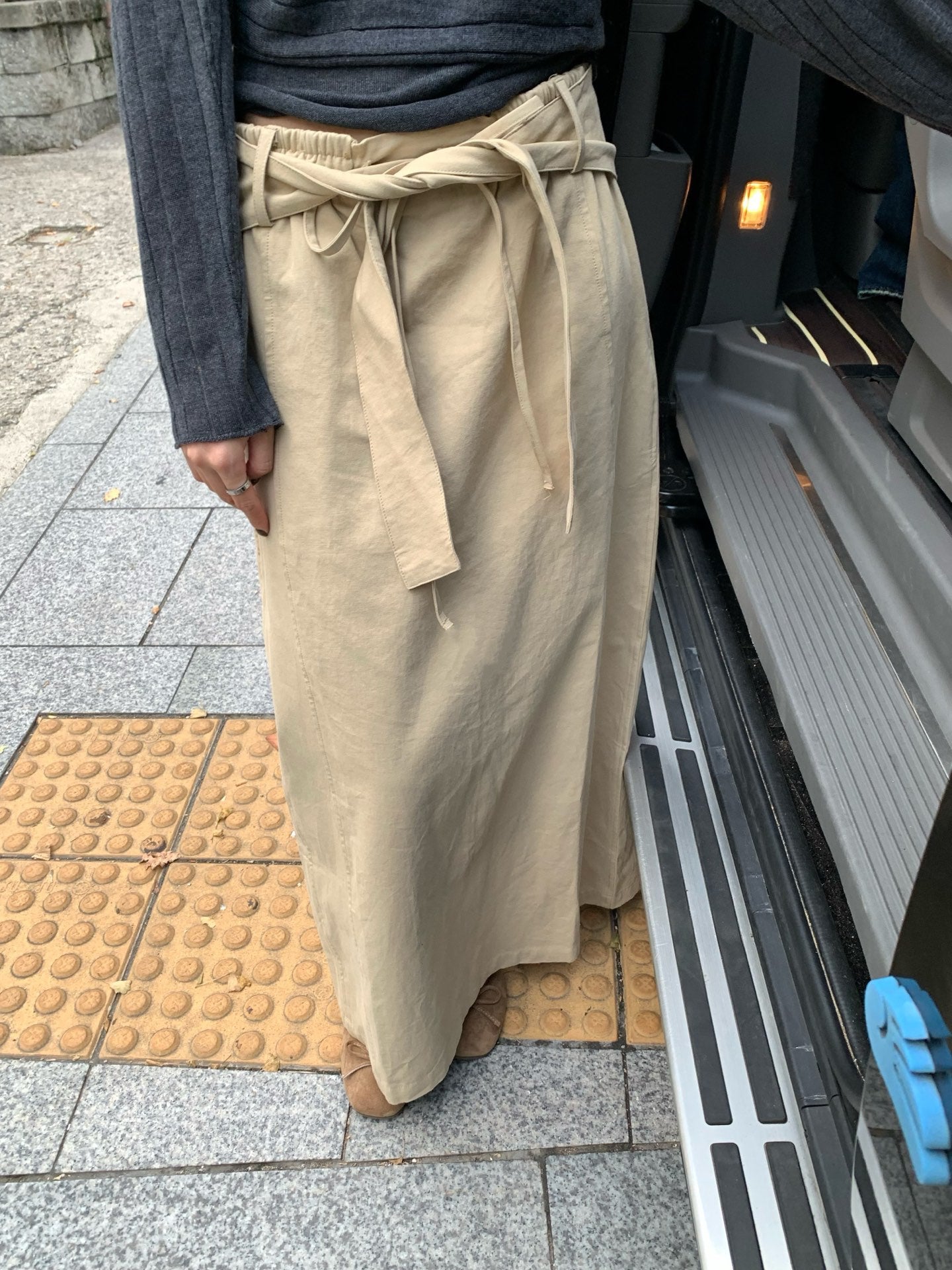 // 設計感綁帶直筒挺版中裙