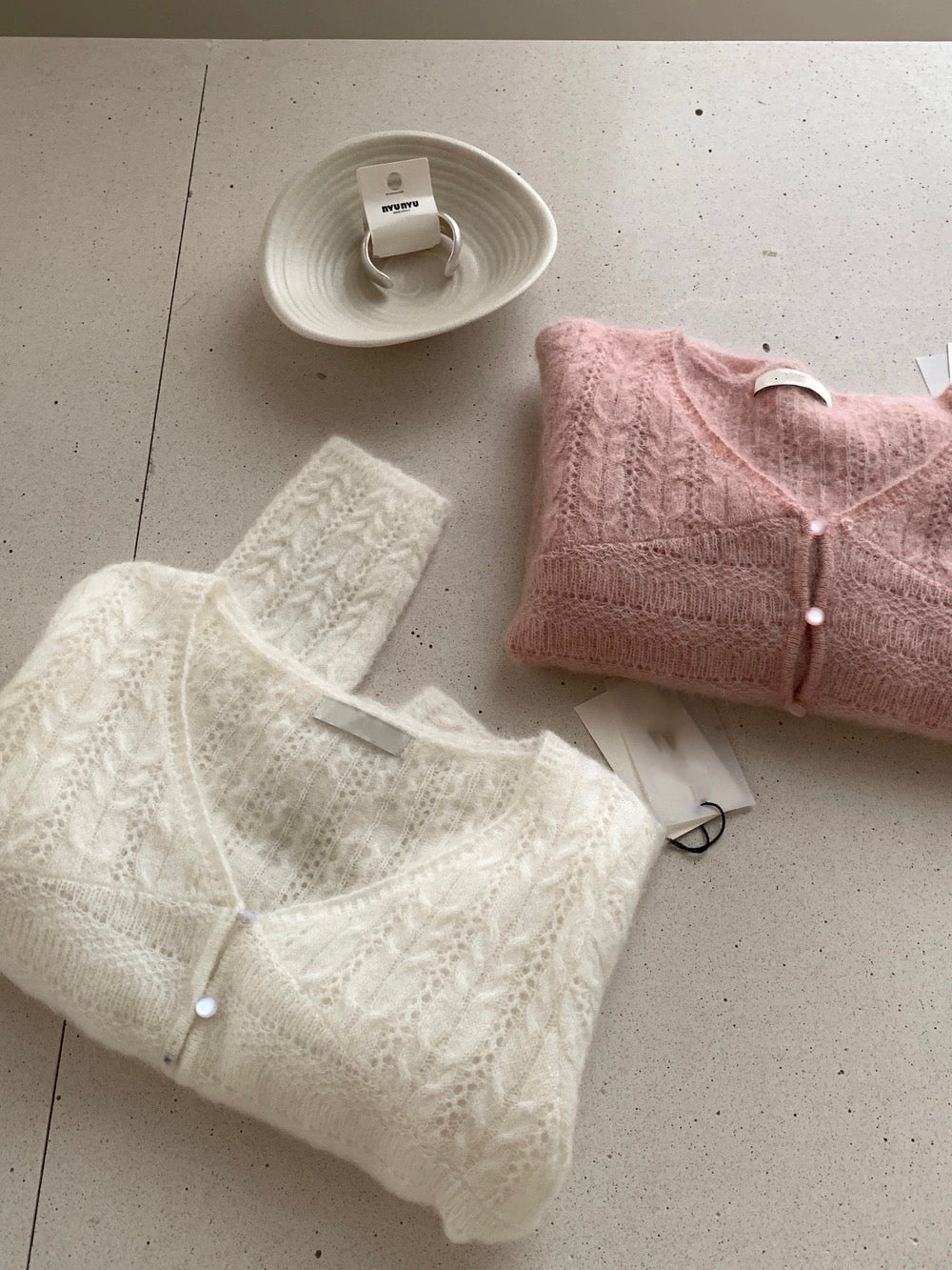 C84 / 超美鏤空織紋V領針織外套(33%羊毛)