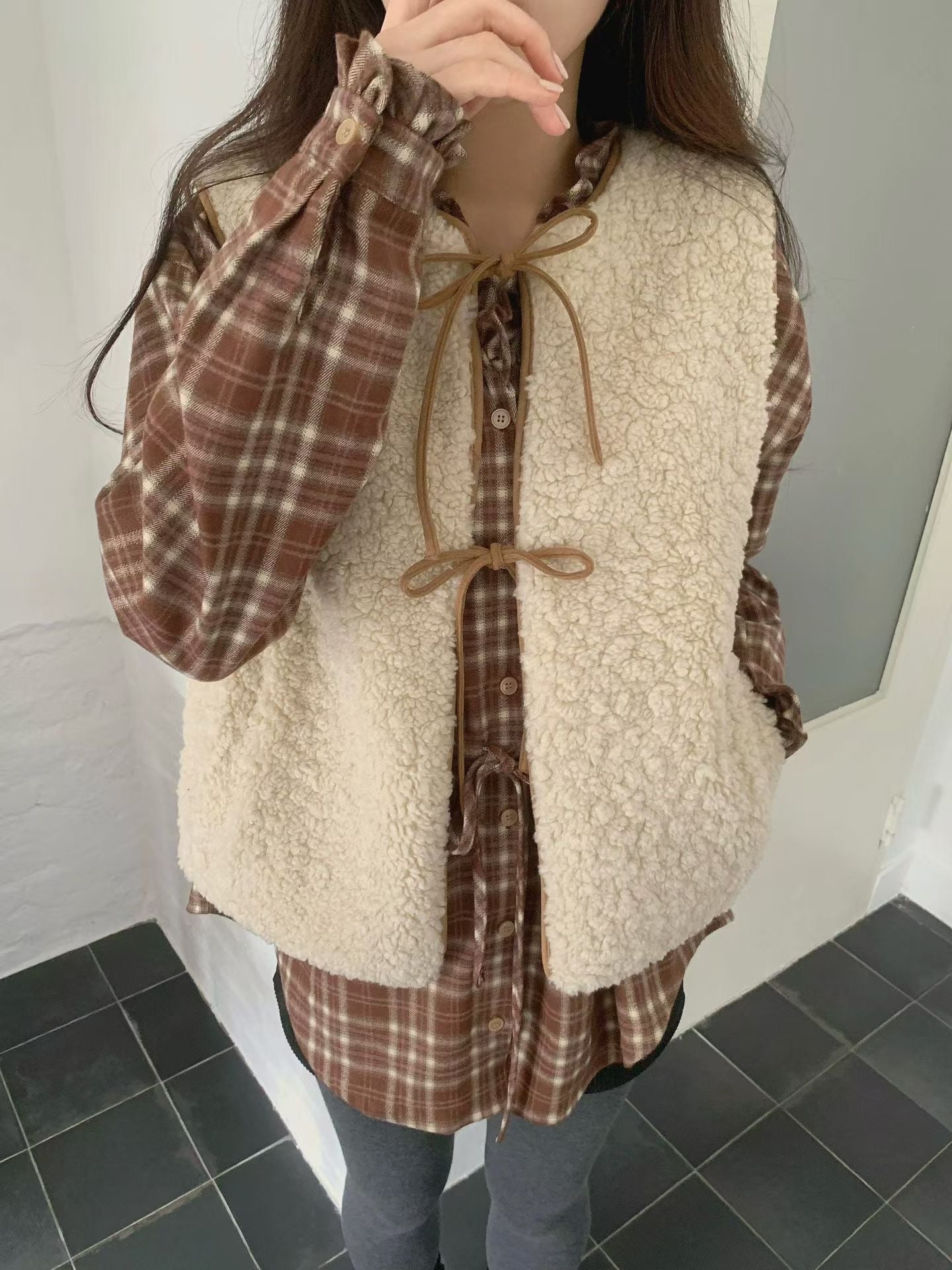 // 拼皮包邊綁結羊羔毛背心