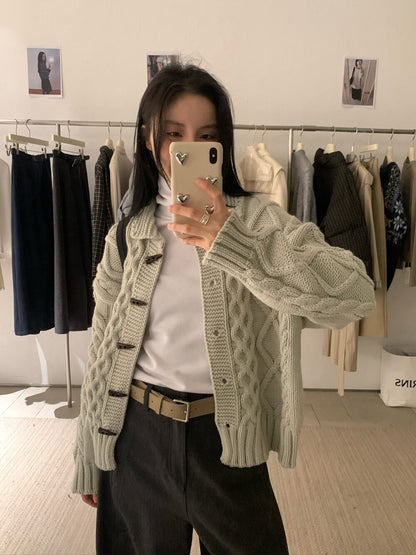 // 麻花牛角鈕坑紋翻領CD