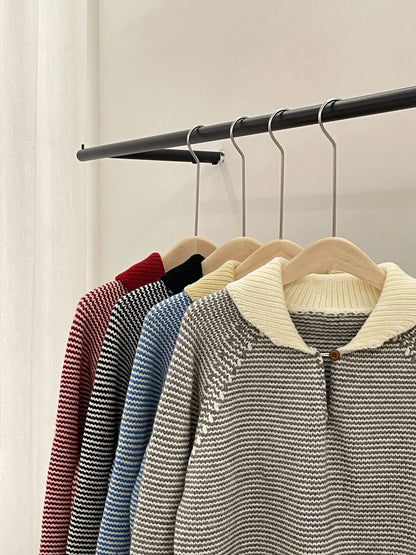 // 設計感撞色領一粒鈕細間條毛衣