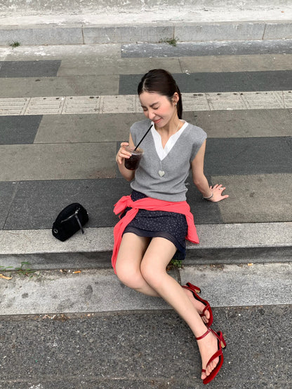 // 假兩件拼接小V領直紋針織背心