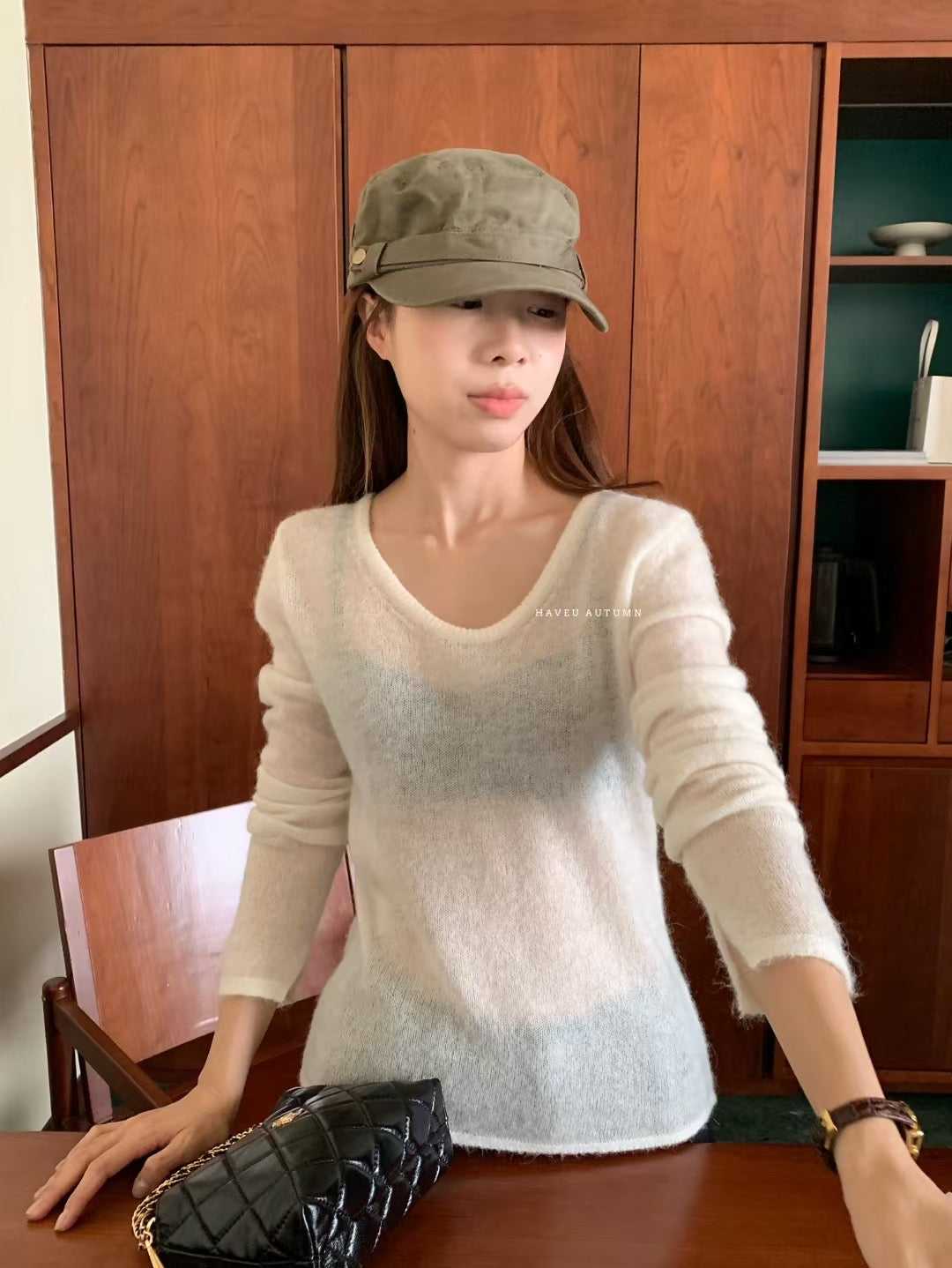 // 袖口小開叉薄款羊駝毛針織上衣