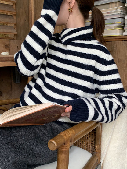 // 牛角鈕翻領設計間條NT