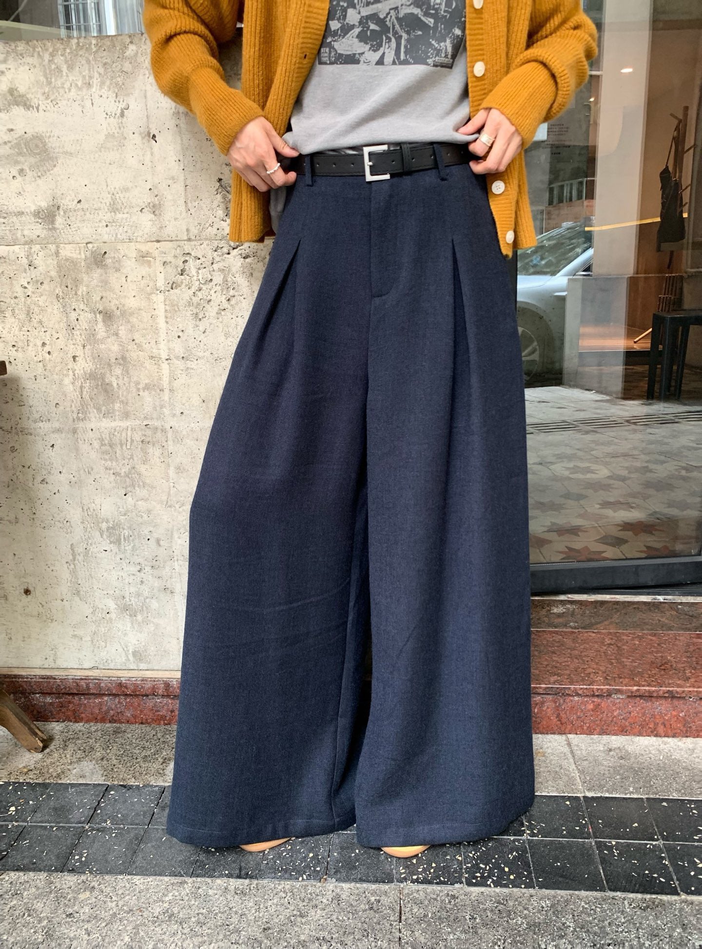 // 壓褶薄毛呢料闊腳西褲(連腰帶)