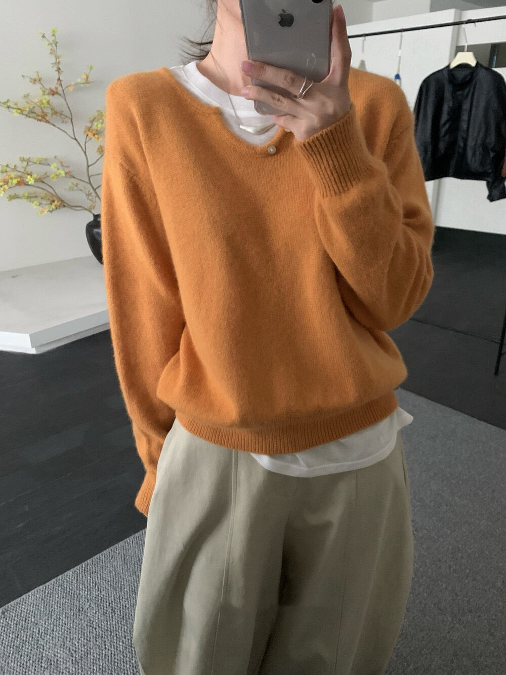 // 50%raccoon+30%cashmere超親膚小V領鈕扣NT