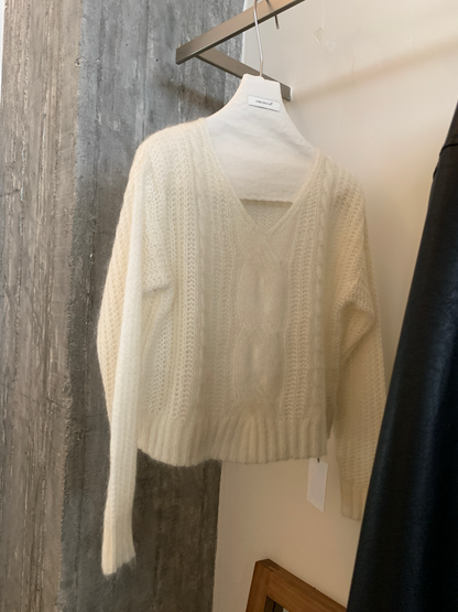 // 馬海毛麻花V領毛衣