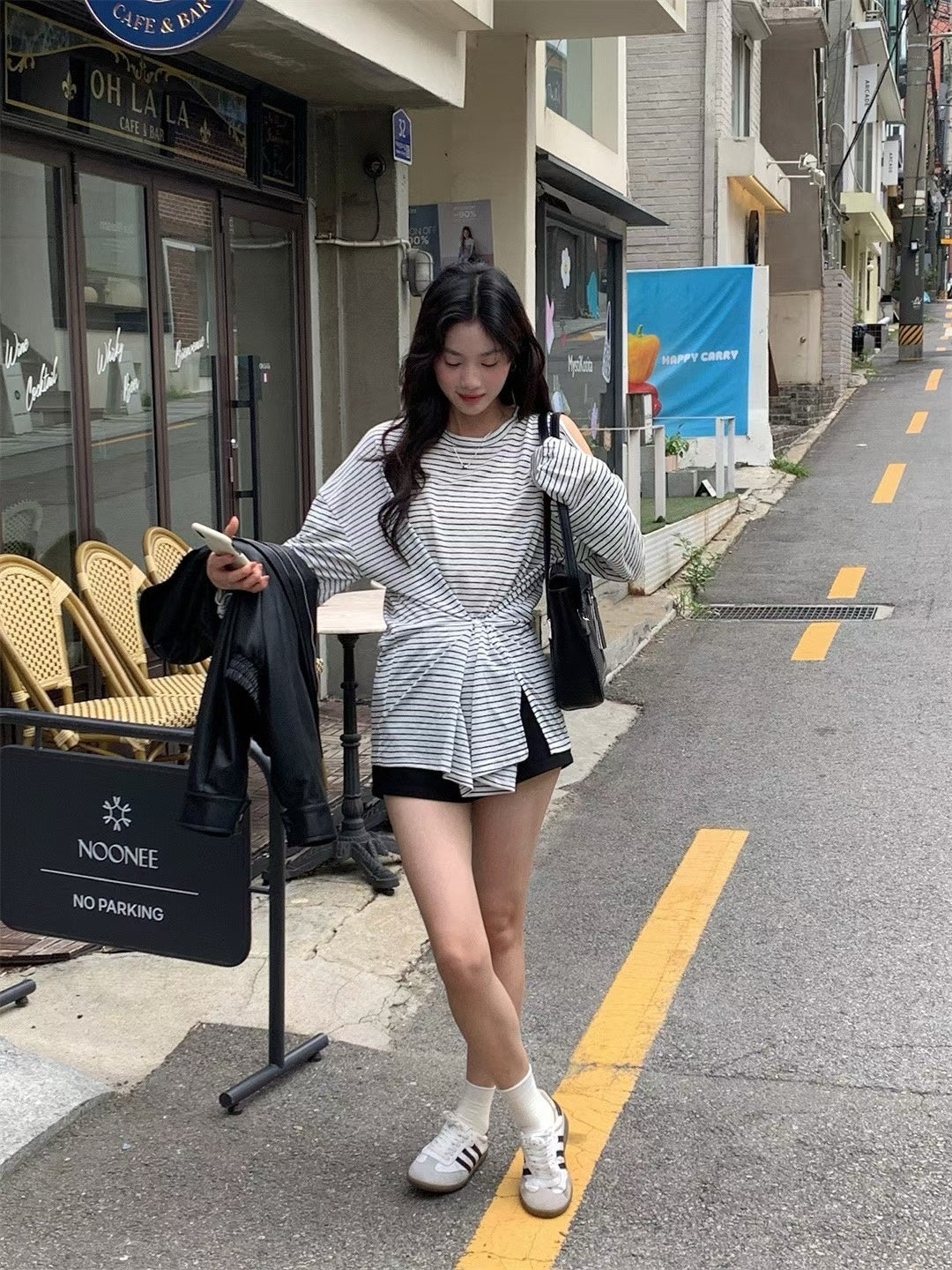 // 兩種穿法小露肩不規則扣鈕間條TEE