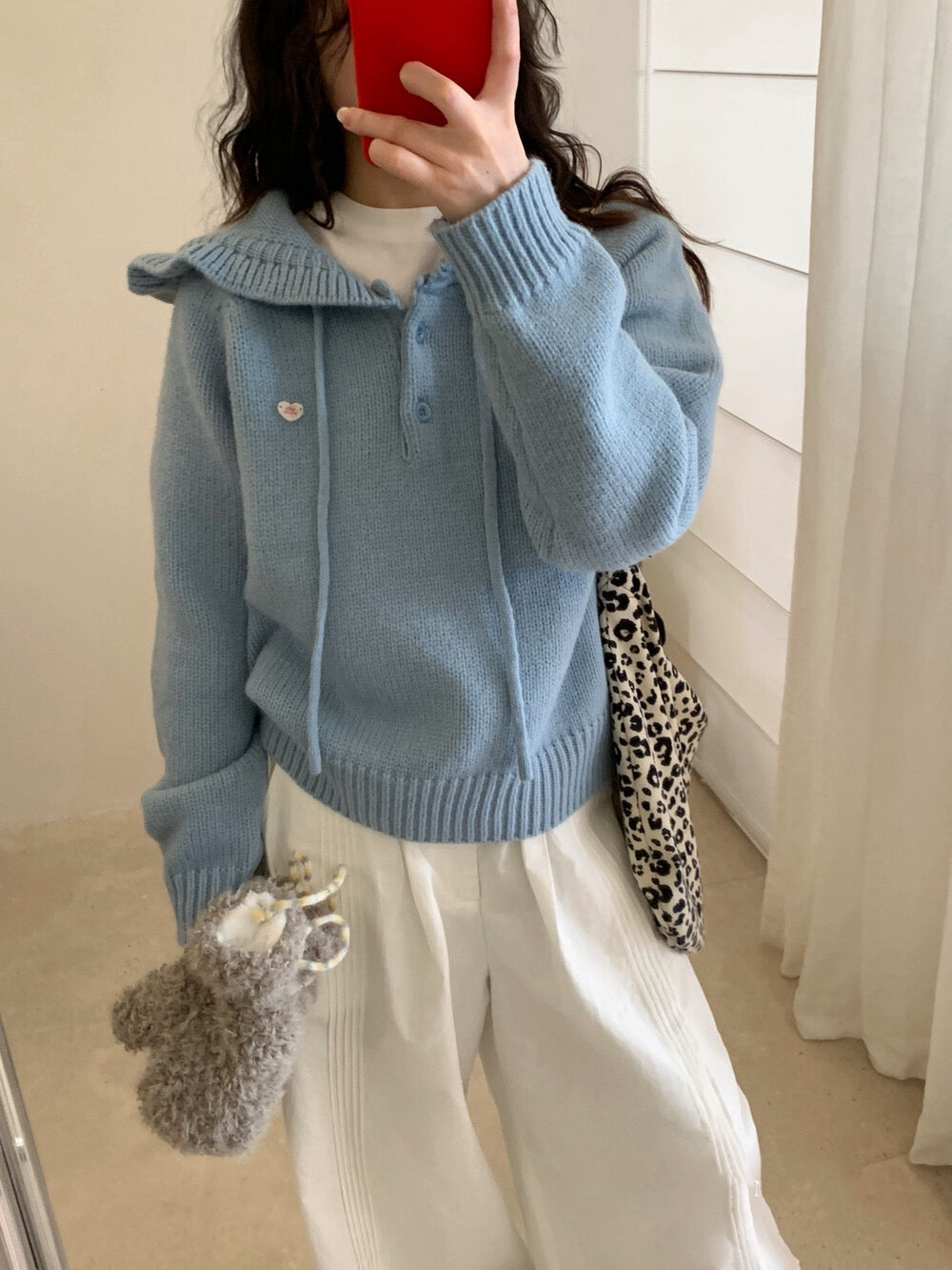 // 精緻花邊帽心心金屬貼牌毛衣