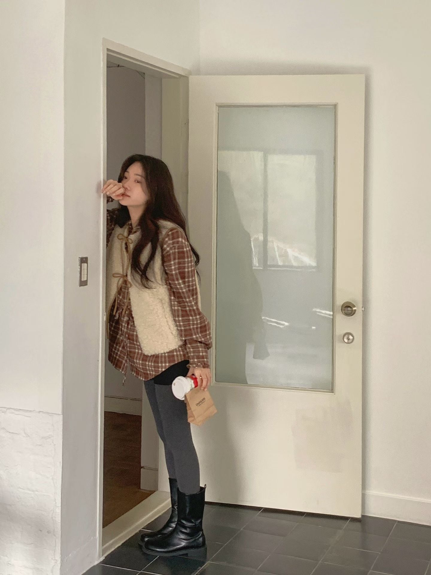 // 拼皮包邊綁結羊羔毛背心