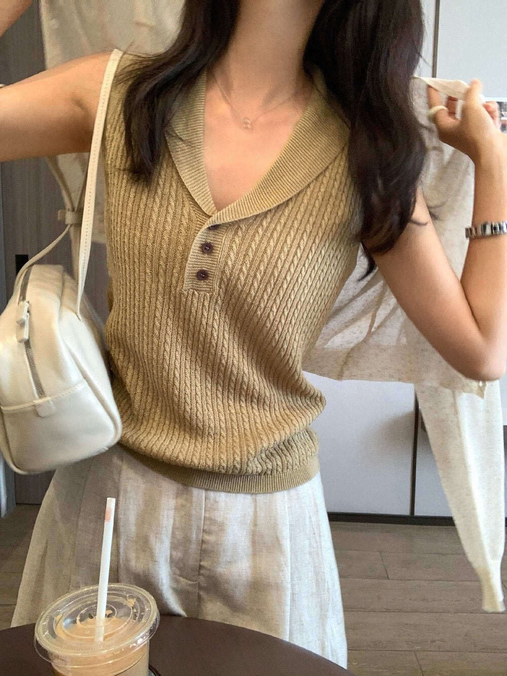 // 氣質翻領小鈕扣細麻花背心NT