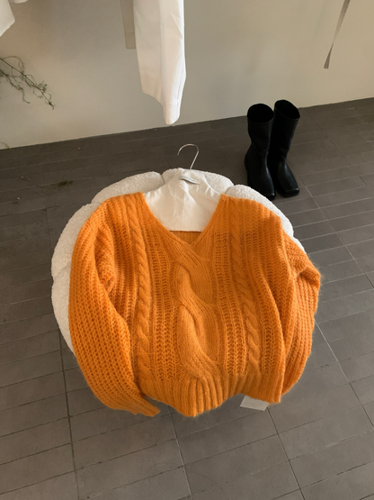 // 馬海毛麻花V領毛衣