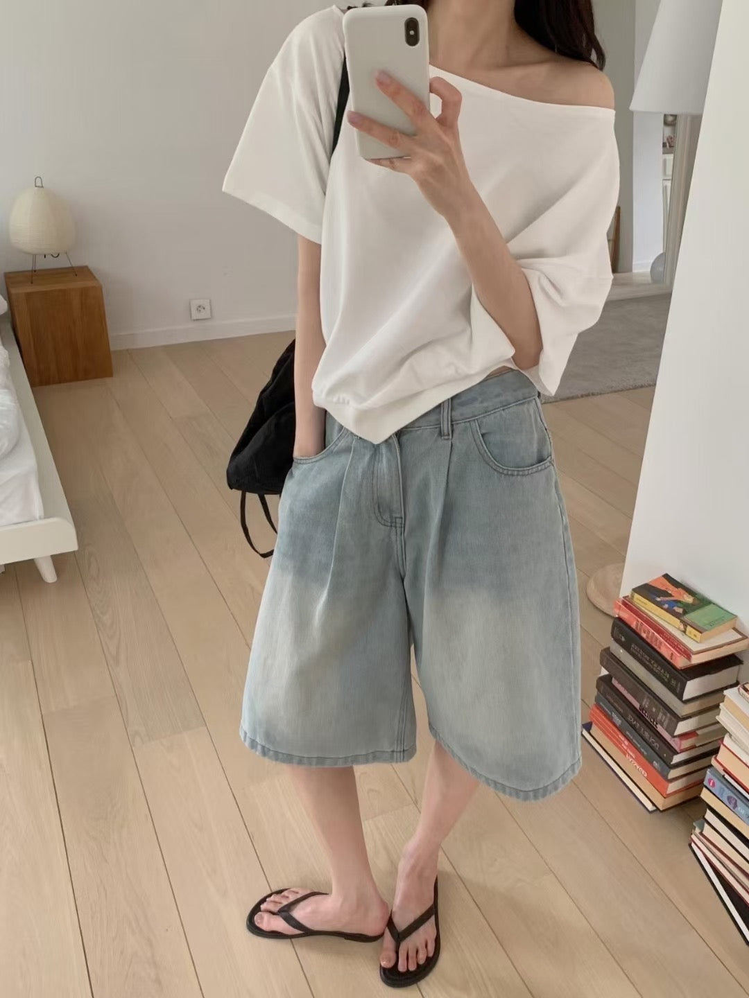 // 又帥又有點小性感的斜肩短袖TEE