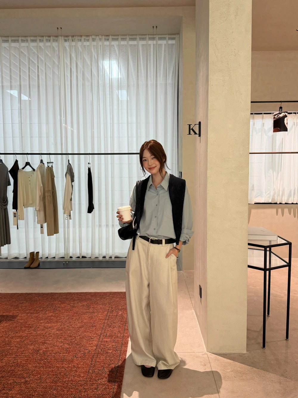 B73 / 小交叉刺繡口袋中短款挺版恤衫(連針織披肩)