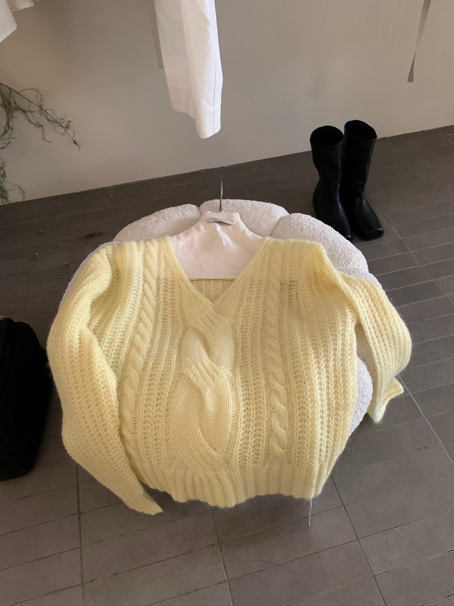 // 馬海毛麻花V領毛衣