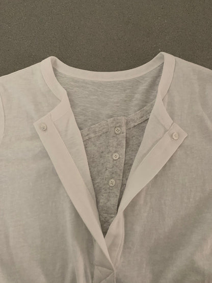 // 設計感假兩件鈕扣TEE
