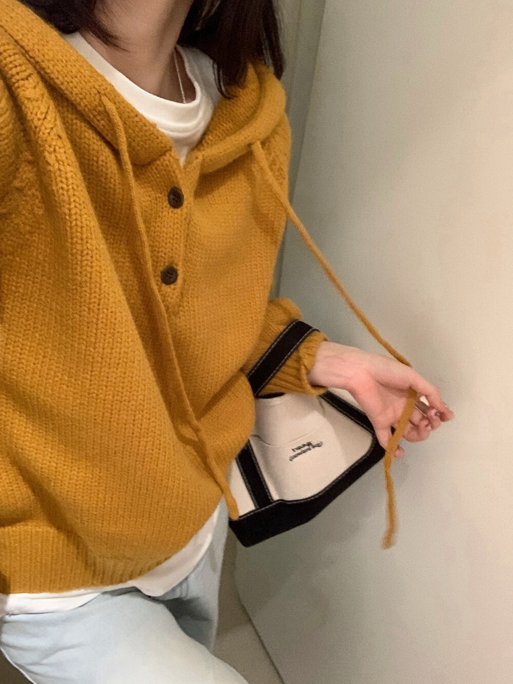 // 鈕扣設計連帽落肩毛衣