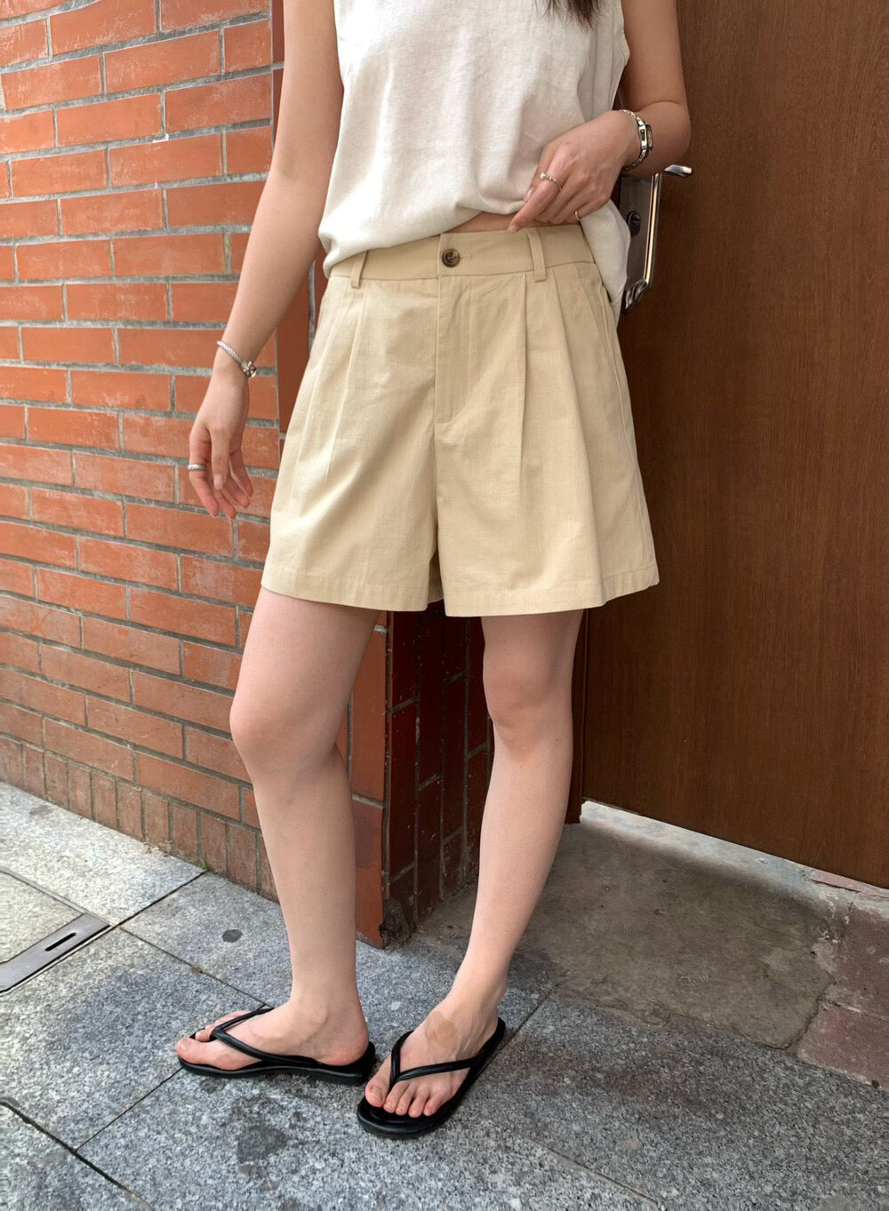 // 壓褶微A字休閒短褲