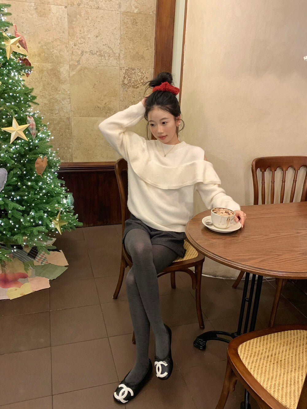 // 小性感露肩荷葉邊毛衣