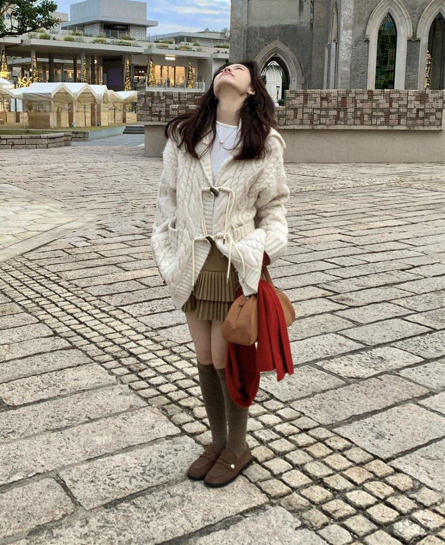 // 超重工牛角鈕麻花連帽中長CD