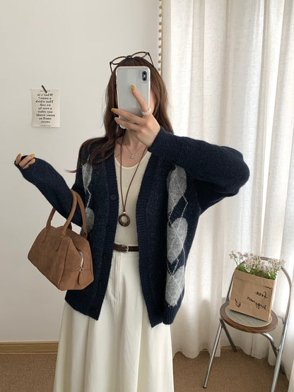 // 6%羊毛復古心心菱格V領CD