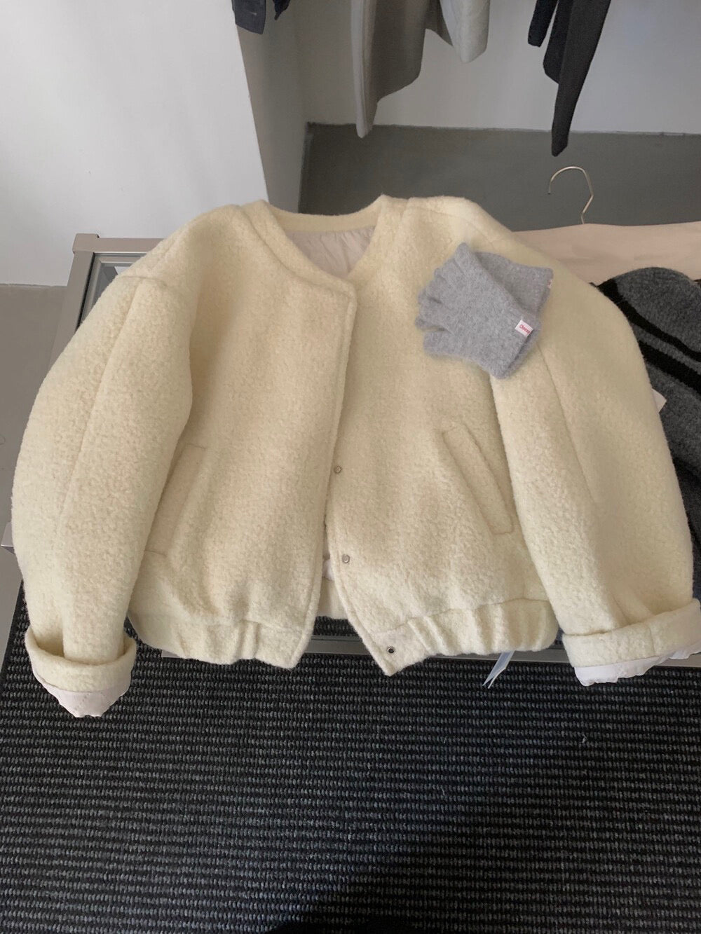 // 後貼標羊羔毛圓領夾棉外套