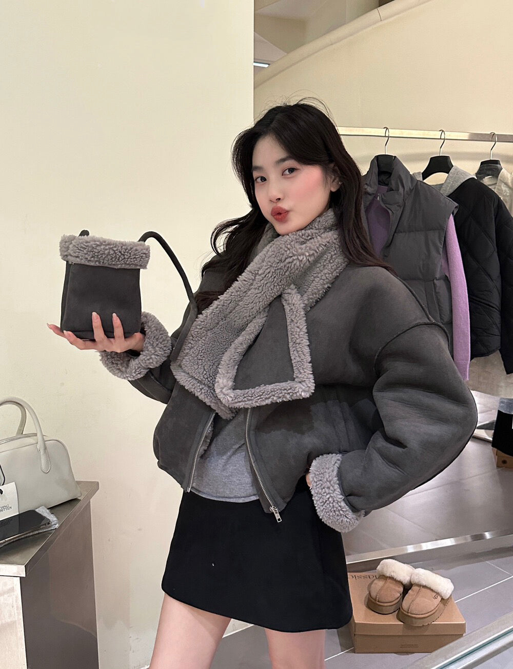 // 皮毛一體圓領拉鏈外套(連頸巾+袋仔)