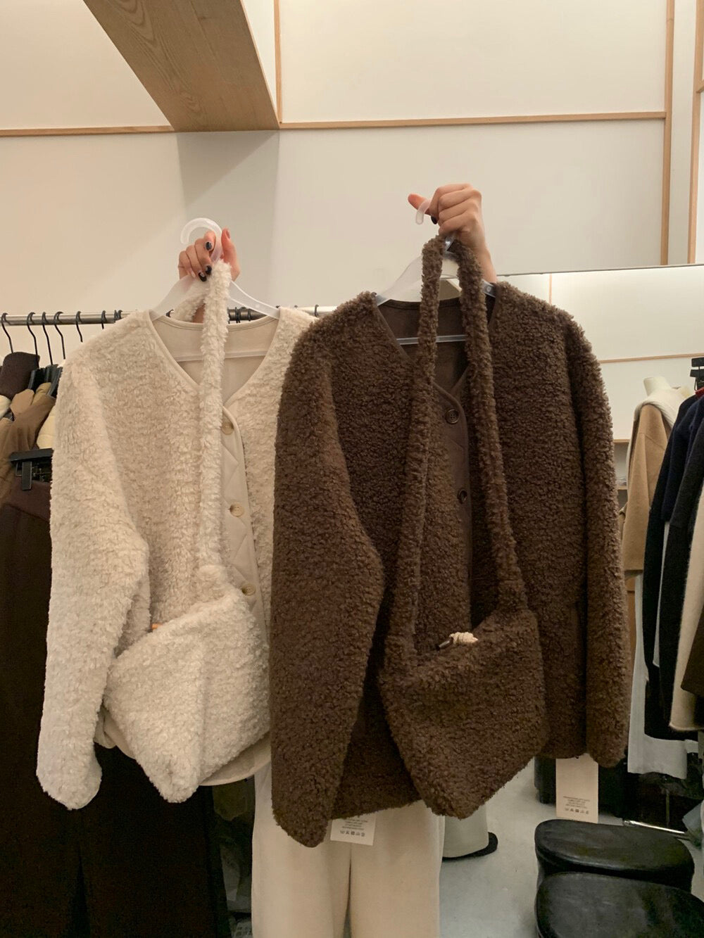 // 20%wool軟糯皮毛一體粒粒毛中長外套