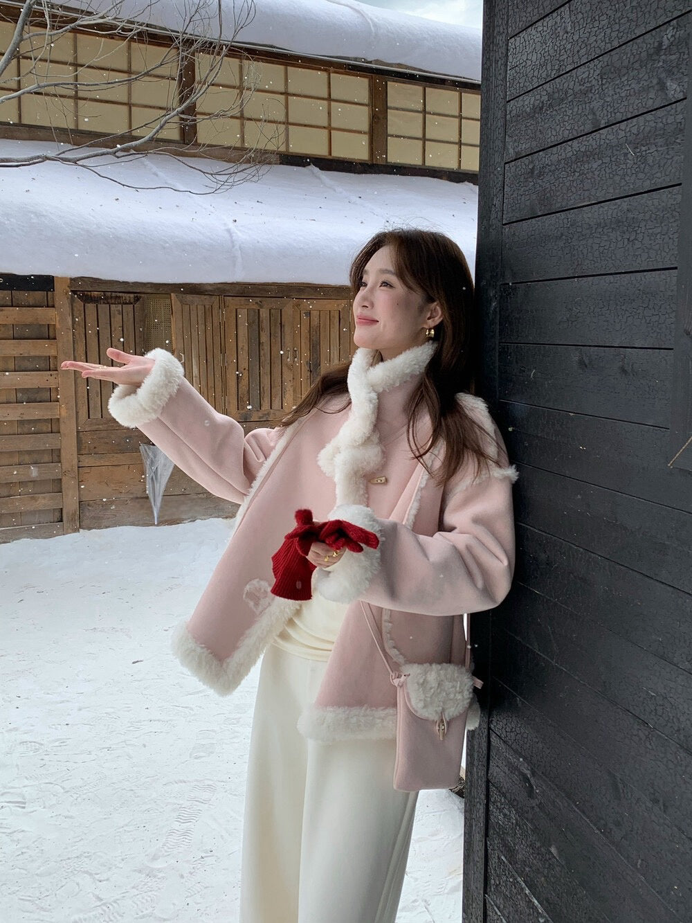 // 皮毛一體麂皮絨牛角鈕外套(連袋仔)