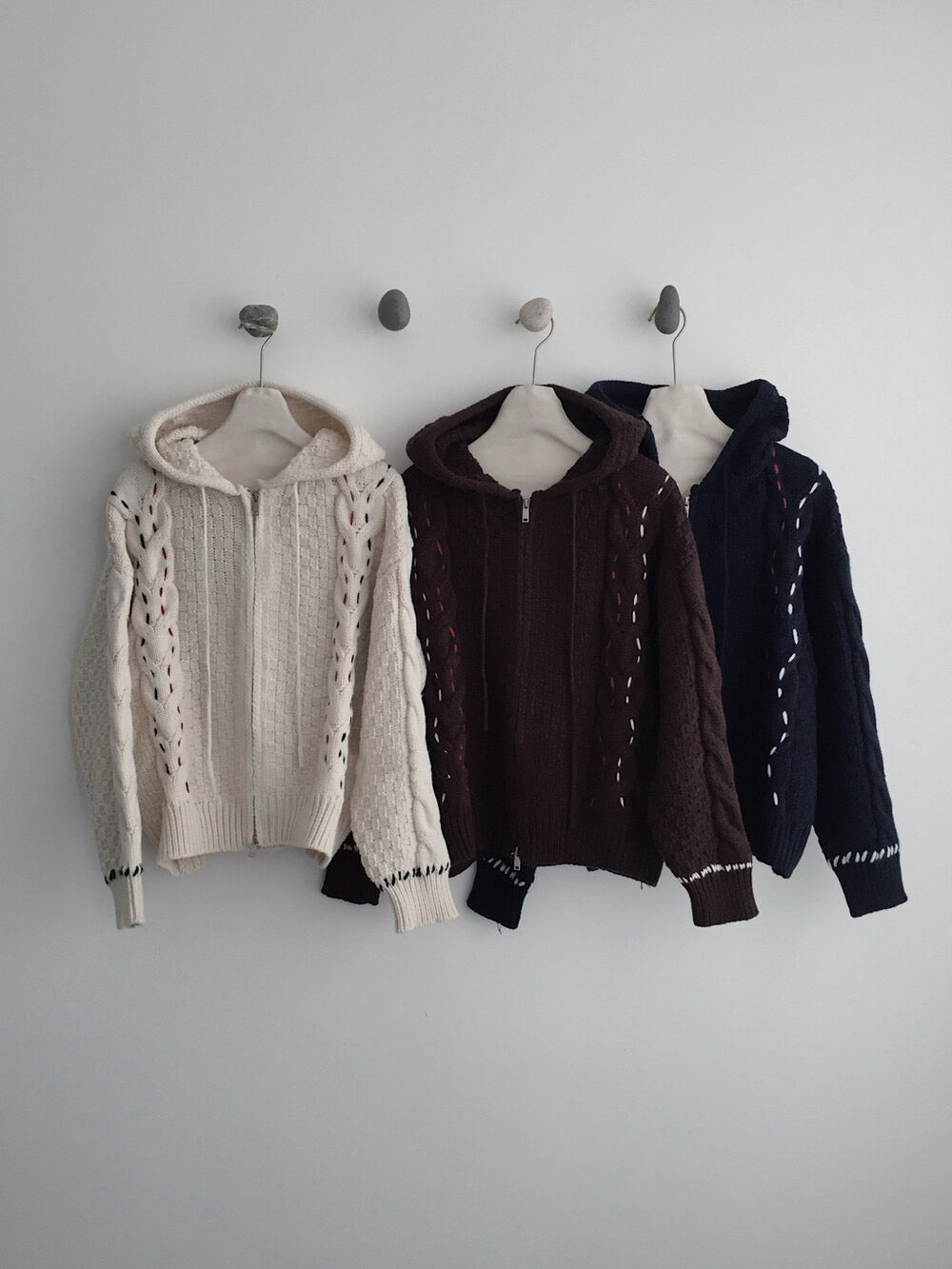 // 特別織紋撞色線麻花連帽CD