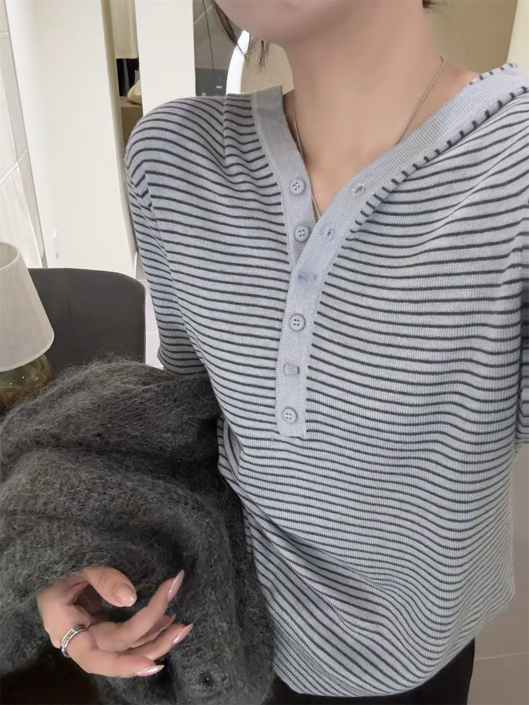 // 慵懶感連帽細間條NT