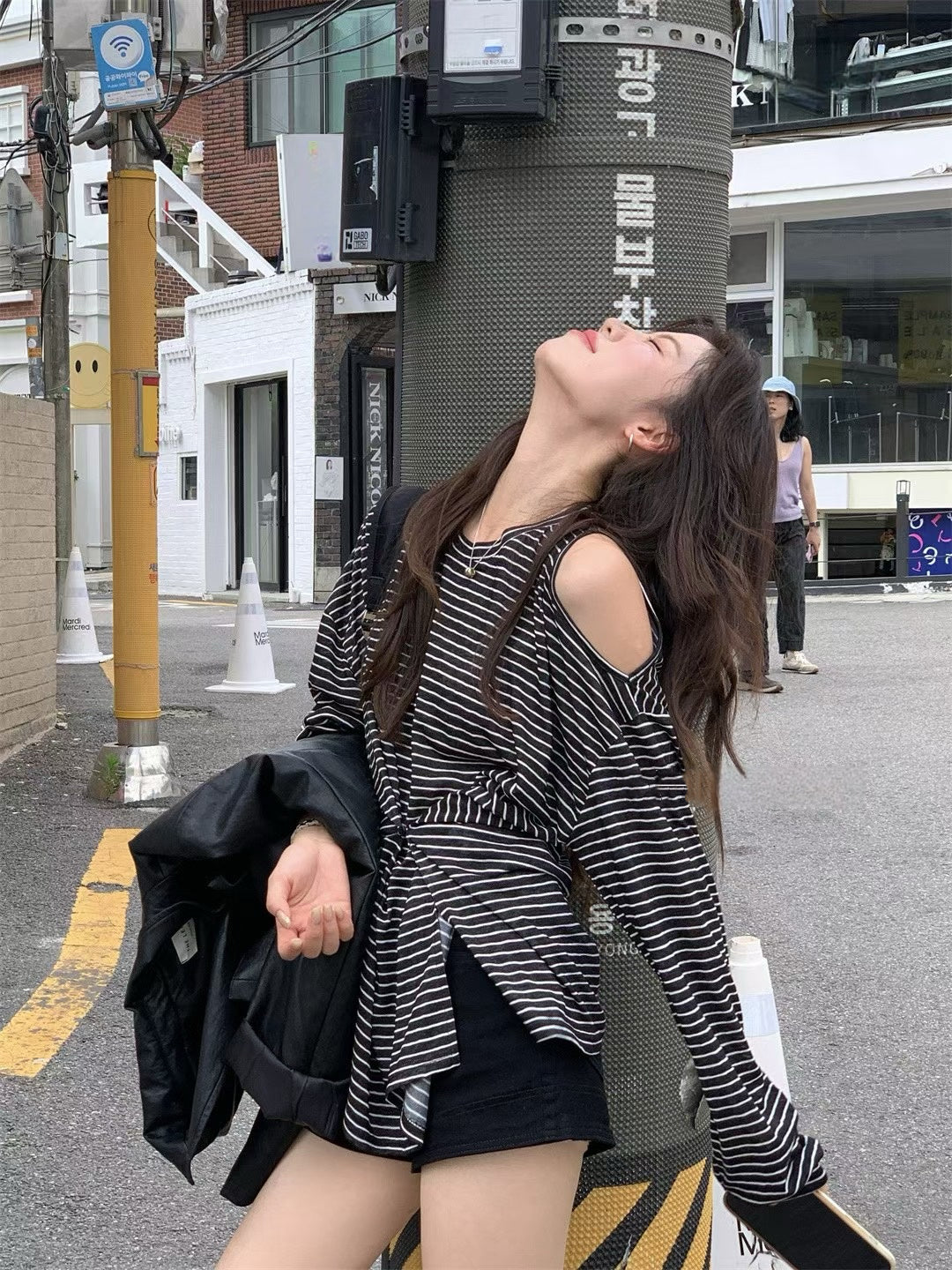 // 兩種穿法小露肩不規則扣鈕間條TEE