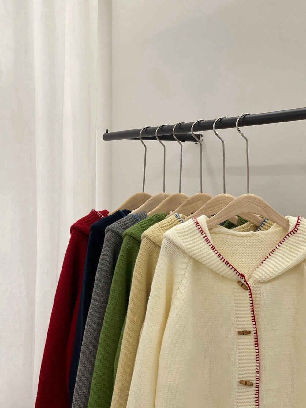 // 設計感撞色縫線包邊牛角鈕連帽CD