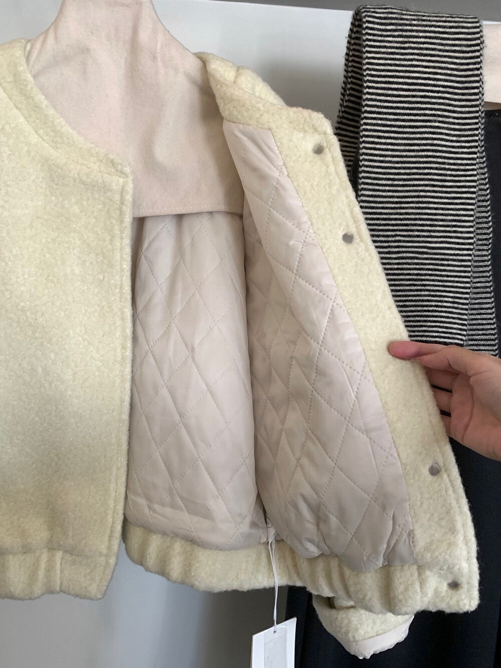// 後貼標羊羔毛圓領夾棉外套