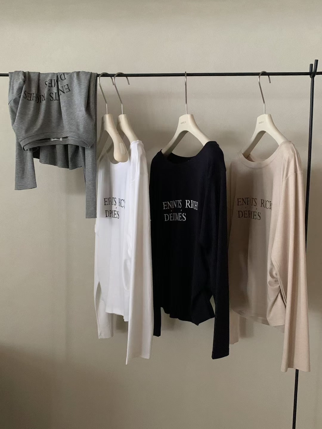 // 腰打褶可斜肩穿字母TEE