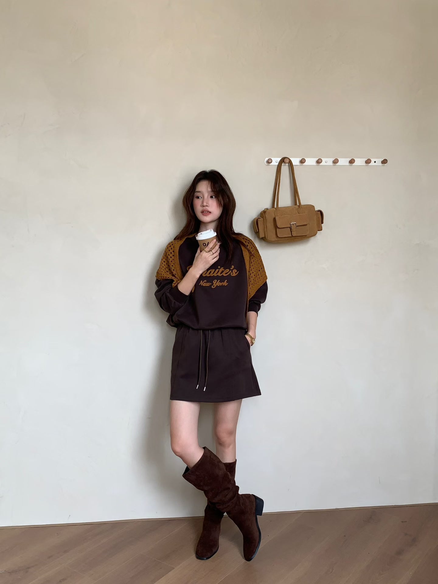 // 超美刺繡字衛衣+抽繩短裙兩件套(連針織披肩)￼