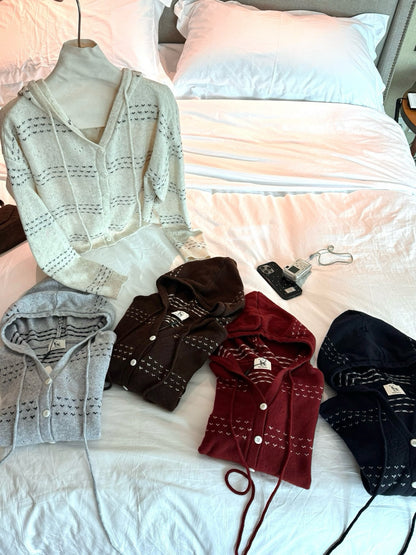 // 心心刺繡鏤空通花連帽CD