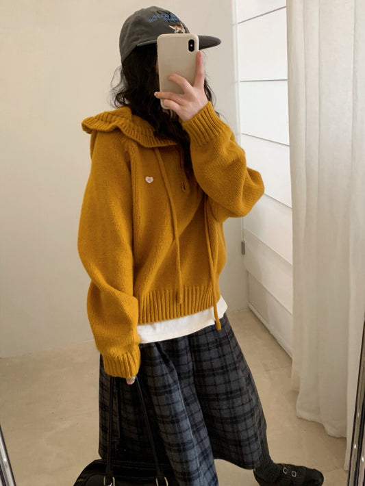 // 精緻花邊帽心心金屬貼牌毛衣