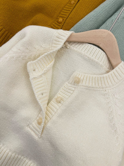 // 法式甜美直坑紋衣擺半鈕扣毛衣