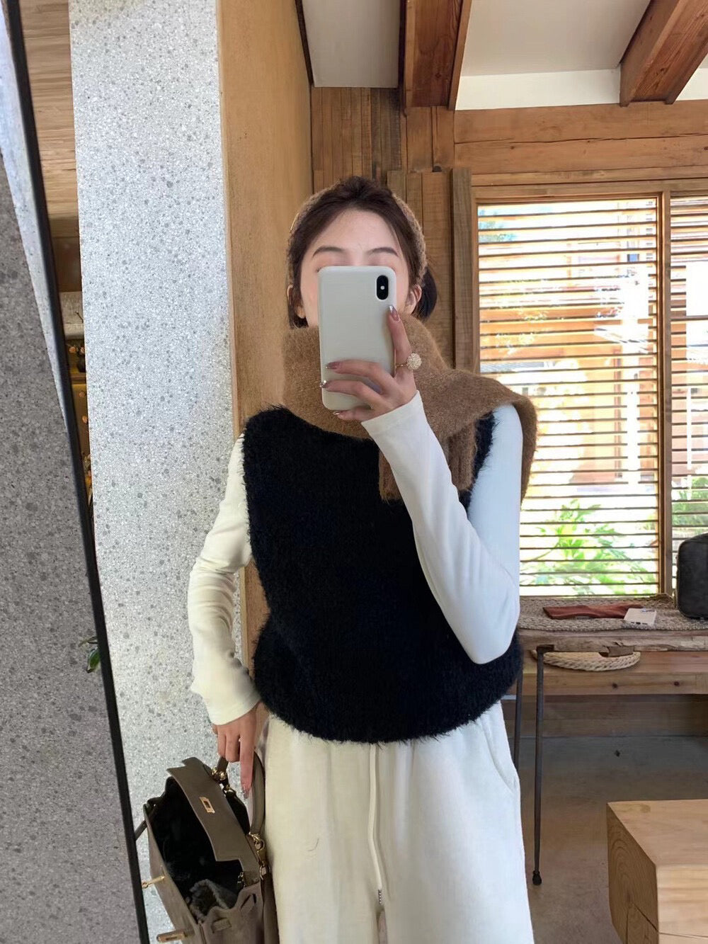 // 毛毛茸疊穿針織背心