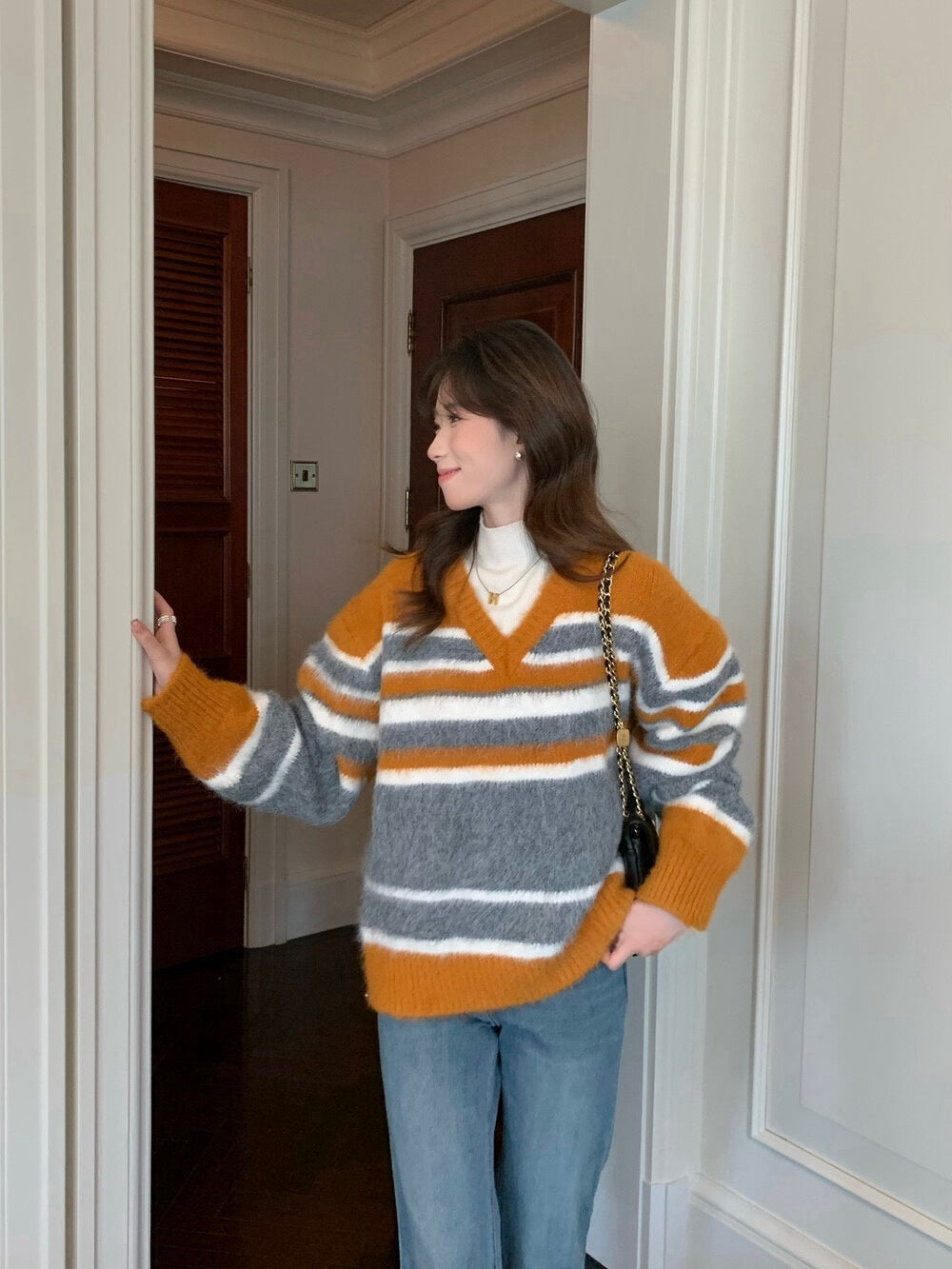 // 復古配色落日橘間條V領毛衣