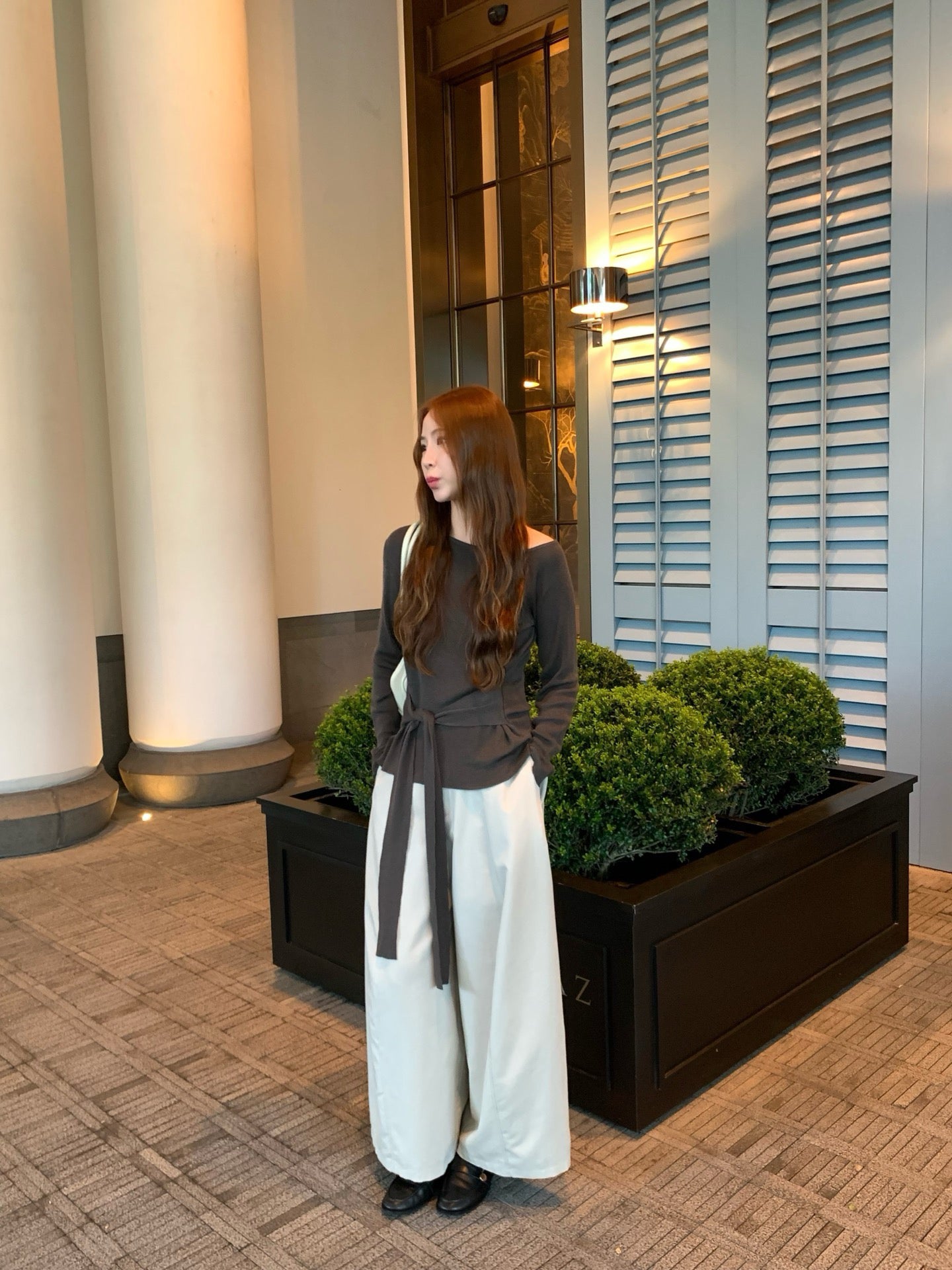 // 高級感可斜肩穿綁帶薄針織上衣