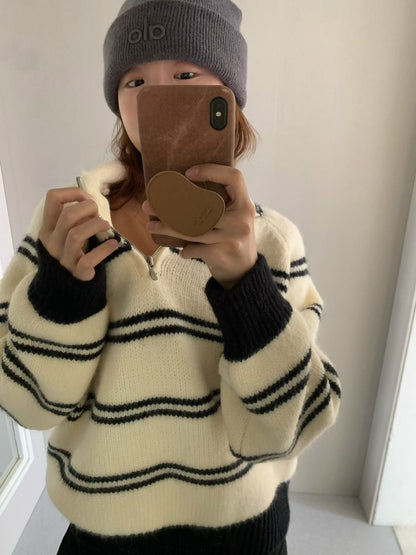 // 撞色間條邊半拉鍊毛衣