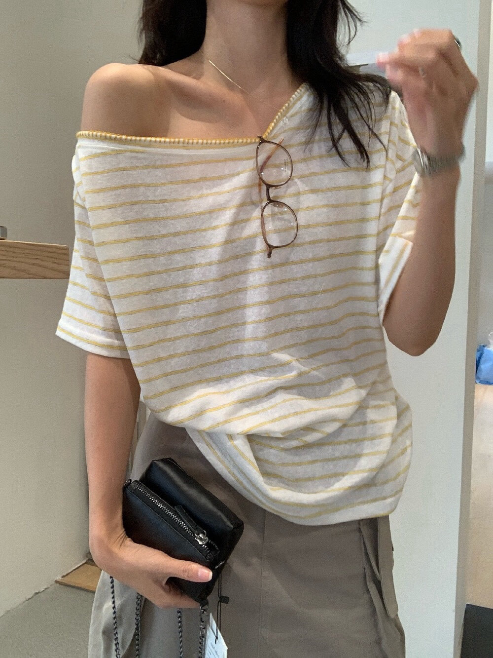 // 撞色鎖邊縫線斜領間條TEE