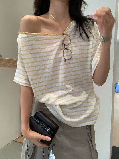 // 撞色鎖邊縫線斜領間條TEE