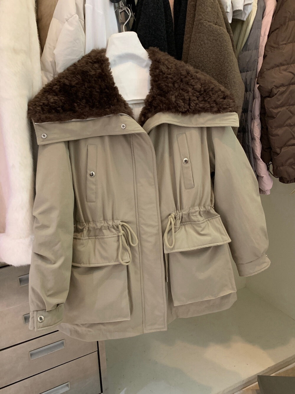 // 超帥大毛毛翻領可束腰口袋工裝外套