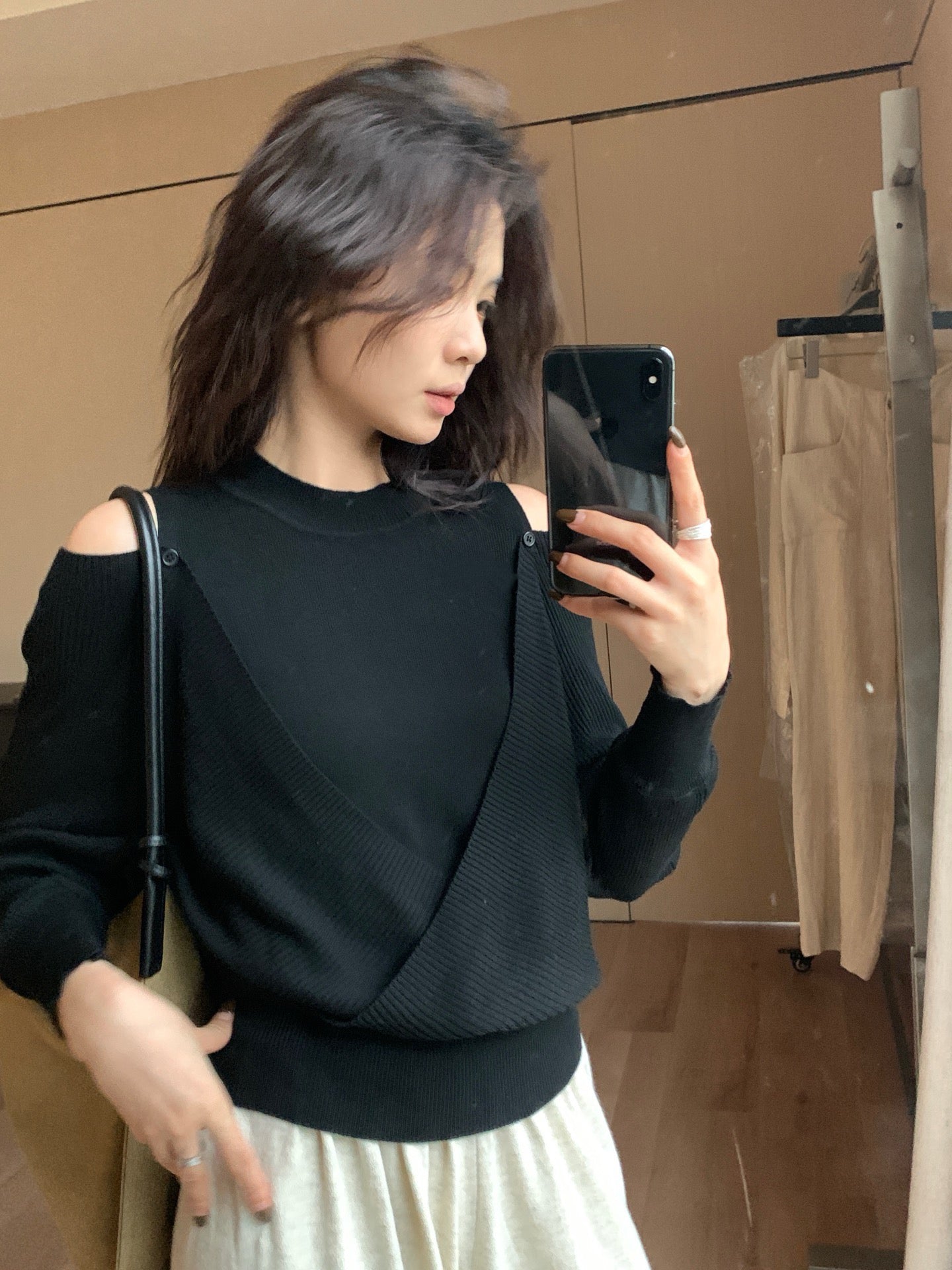 // 設計感交叉露肩針織上衣