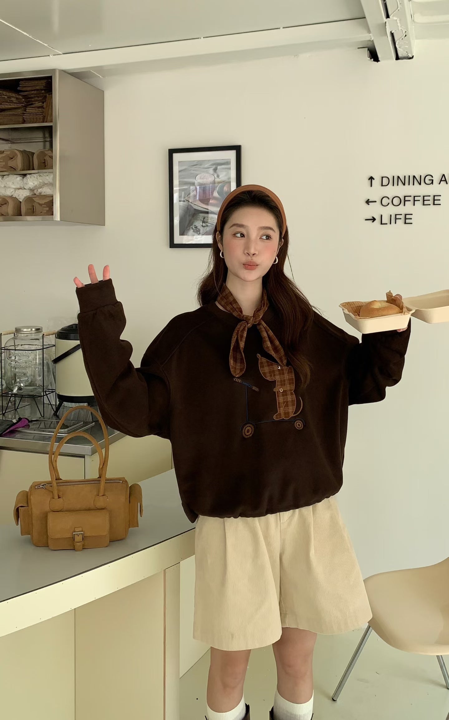 // 滑板小狗連絲巾衛衣