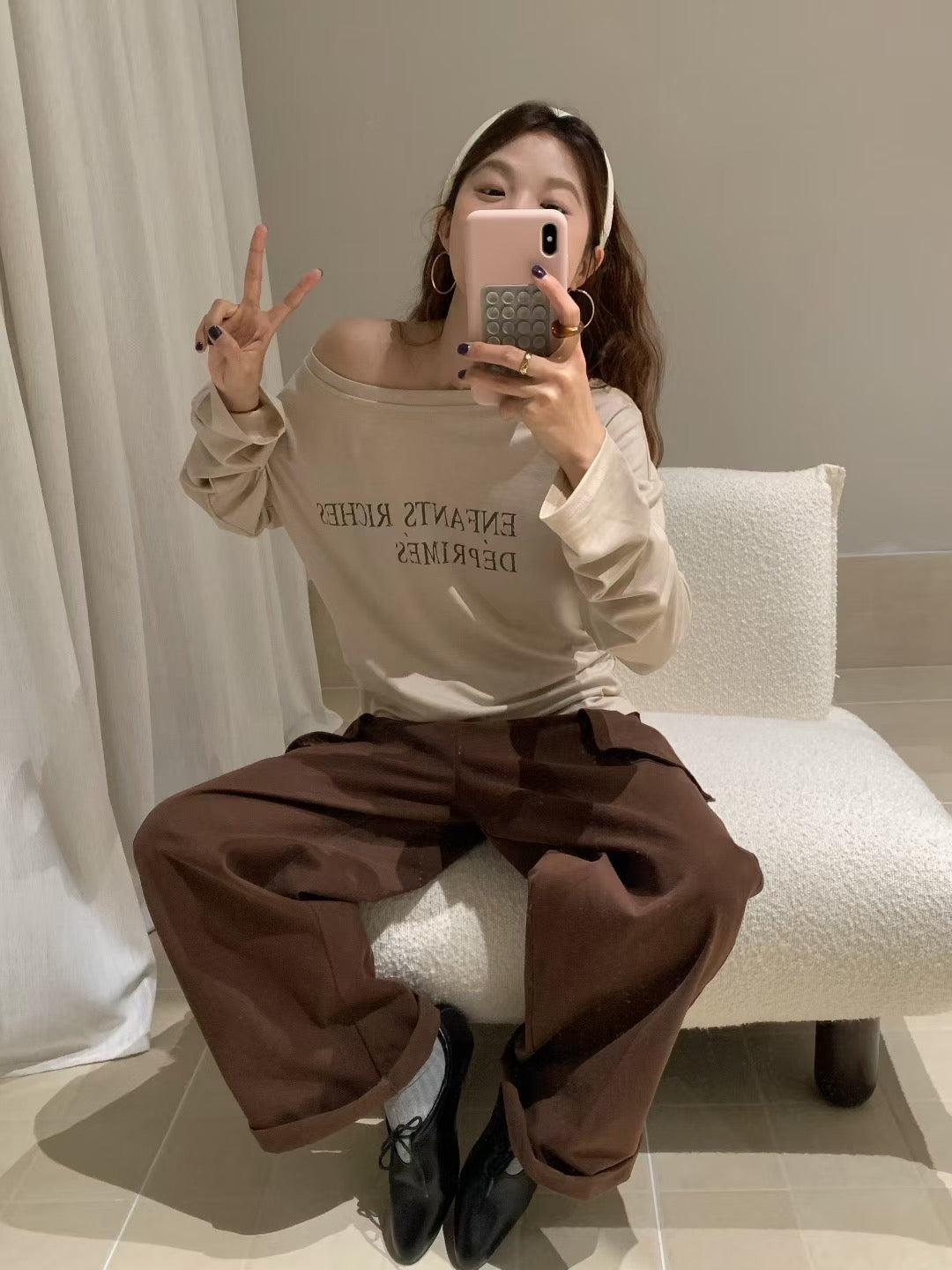 // 腰打褶可斜肩穿字母TEE